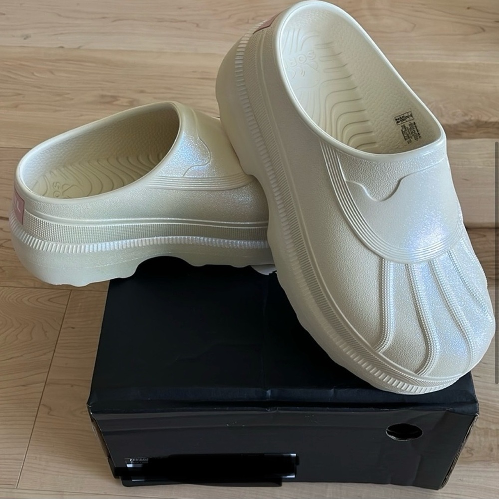 SOREL Caribou clogs chalk NIB
